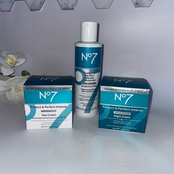 No 7 Protect & Perfect Intense Advanced Skincare Set - Picture 1 of 2